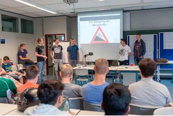 Die BG-Schüler bei der Schlusspräsentation ihrer Ergebnisse. Foto: WvS Wetzlar